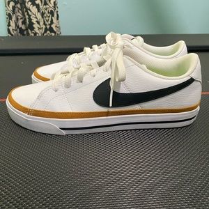 Women’s Nike tennis shoe size 9. You will have to add insoles.